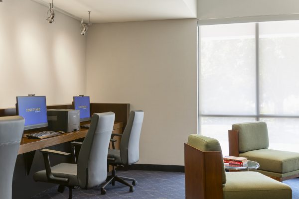 A room with a desk and chairs.